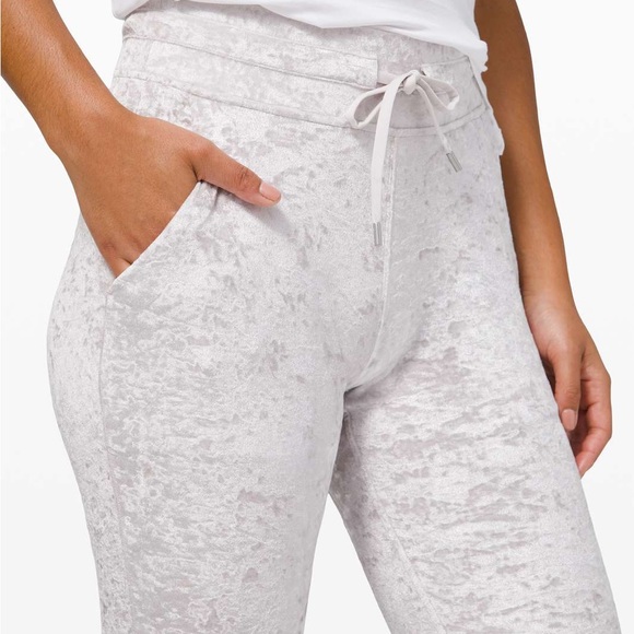 Lululemon Ready to Crush Jogger in Chrome - Picture 2 of 11